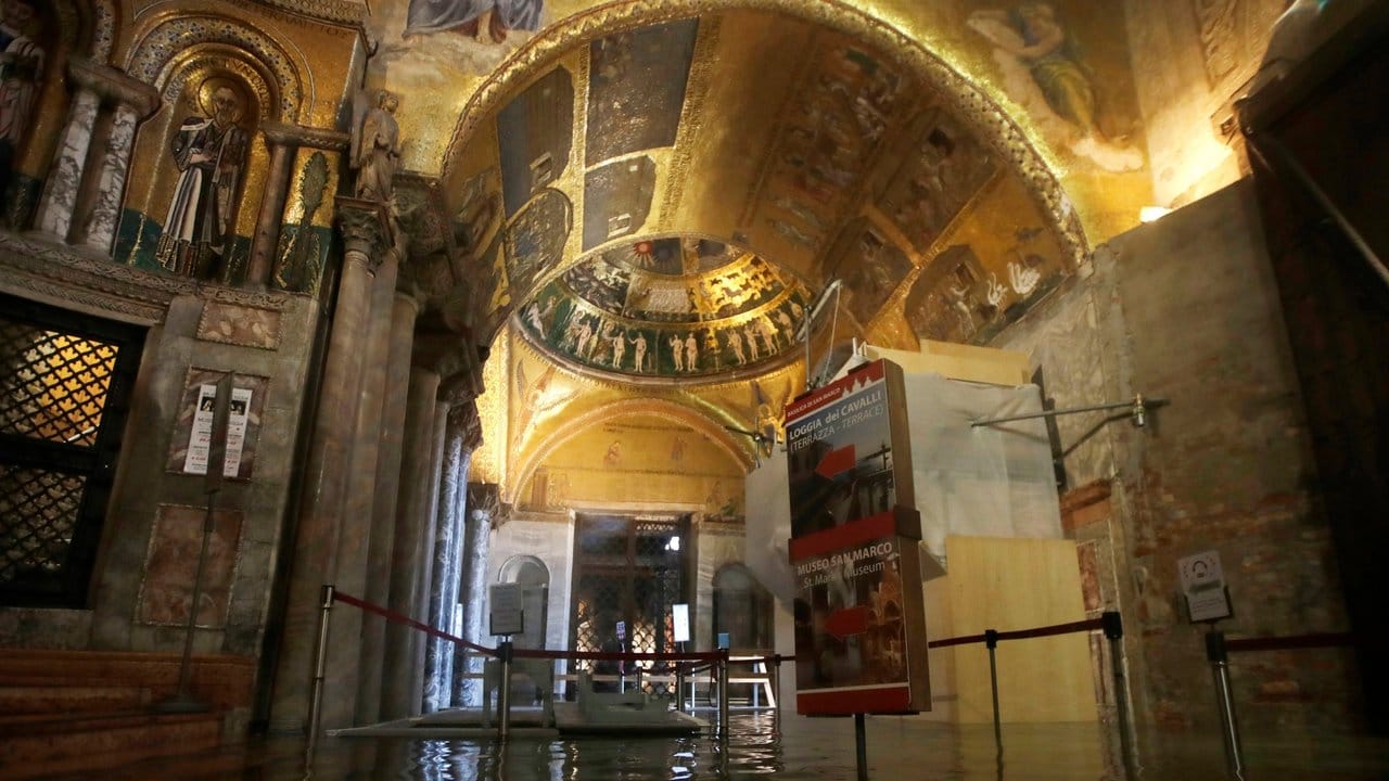 Der Eingangsbereich zum Markusdom ist überflutet.