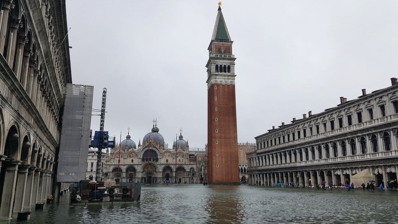 Der Markusplatz in Venedig steht unter Wasser.
