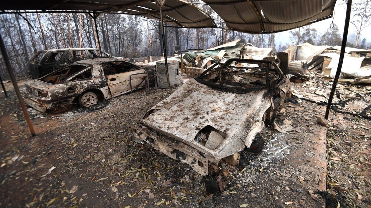 Überreste von ausgebrannten Autos und eines Hauses außerhalb von Glenreagh zwischen Sydney und Brisbane.