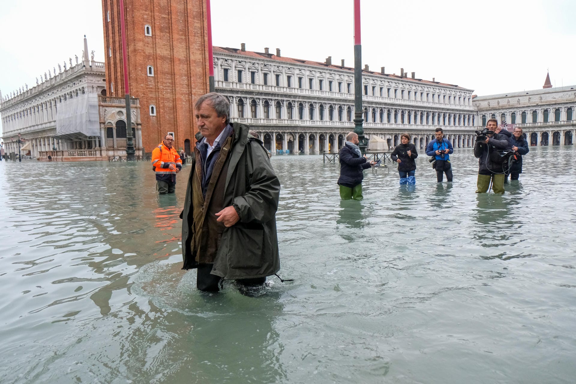 Bürgermeister Luigi Brugnaro machte den Klimawandel für die Fluten verantwortlich. Er wollte den Notstand ausrufen.