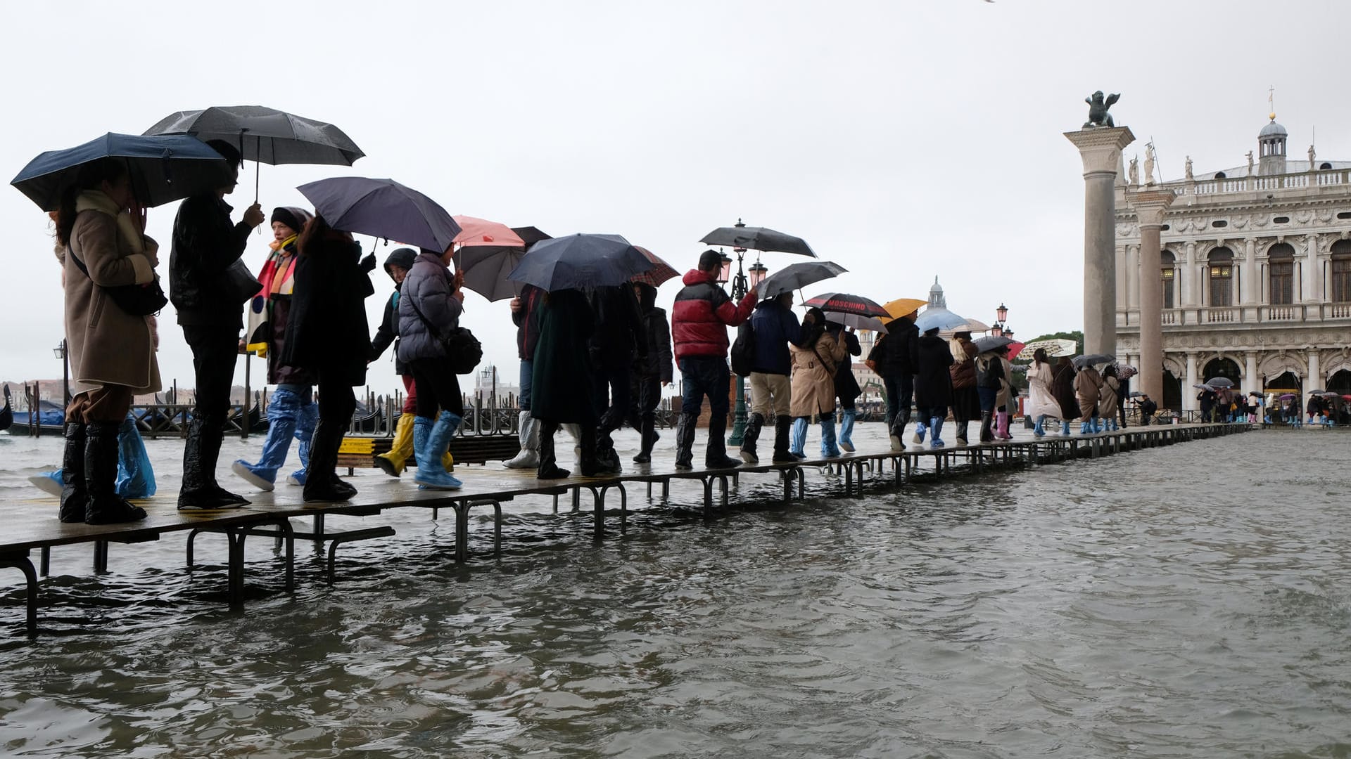 Touristen konnten sich nur noch über provisorische Stege fortbewegen.