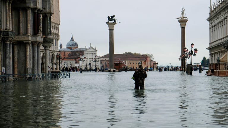 Ein Mann steht auf den Markusplatz: Das Wasser stand hier bis zu 1,10 Meter hoch.