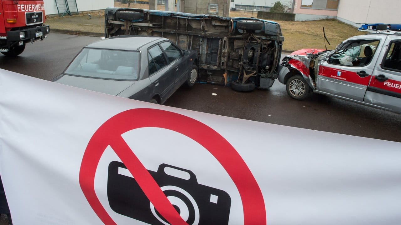 Bisher macht man sich lediglich strafbar, wenn man Rettungskräfte behindert oder Verletzte entwürdigend fotografiert - künftig soll das auch für Unfall-Tote gelten. Bisher macht man sich lediglich strafbar, wenn man Rettungskräfte behindert oder Verletzte entwürdigend fotografiert - künftig soll das auch für Unfall-Tote gelten.