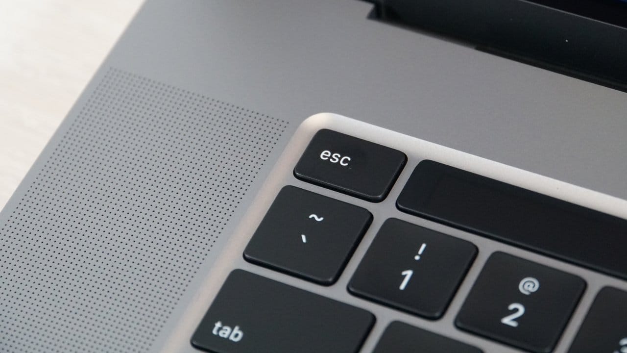 Sie ist wieder da: Apples Tastaturdesigner haben Entwicklern die wichtige ESC-Taste wieder als echten Knopf eingebaut.