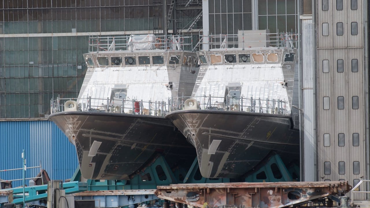 Patrouillenboote auf dem Werftgelände der zur Lürssen-Werftengruppe gehörenden Peene-Werft.