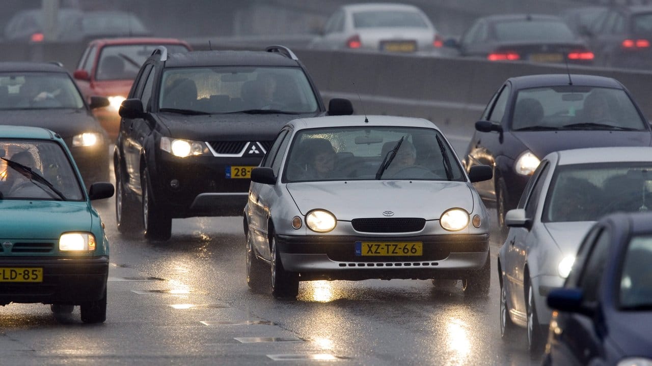 Autobahn bei Rotterdam: Als erstes Land in Europa führen die Niederlande Tempo 100 als Höchstgeschwindigkeit auf allen Autobahnen ein.
