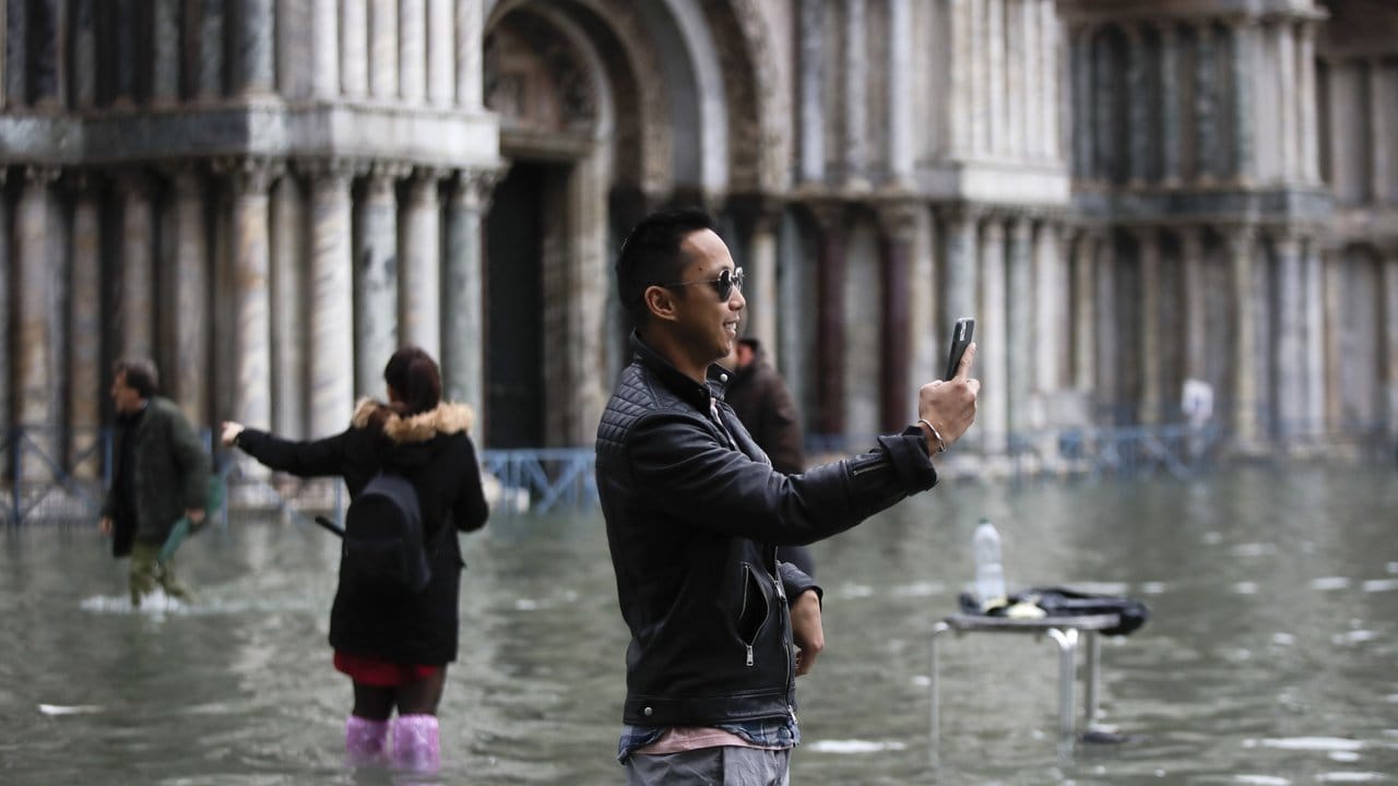 Selfie auf dem überfluteten Markusplatz.