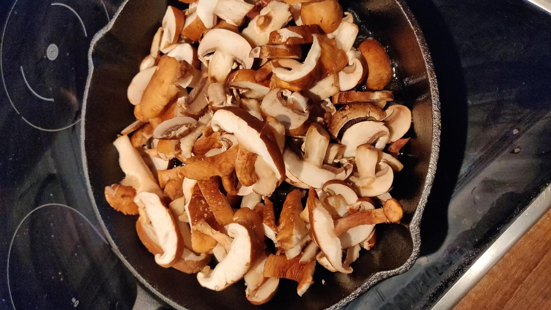 Geben Sie die Butter in eine Pfanne und braten Sie den gehackten Knoblauch darin an bis er leicht braun wird. Dann geben Sie die Pilze dazu und lassen Sie sie bei mittlerer Hitze brutzeln. Wenn die Pilze anfangen langsam zusammenzufallen, geben Sie die gehackten Kräuter dazu und vermengen Sie alles.