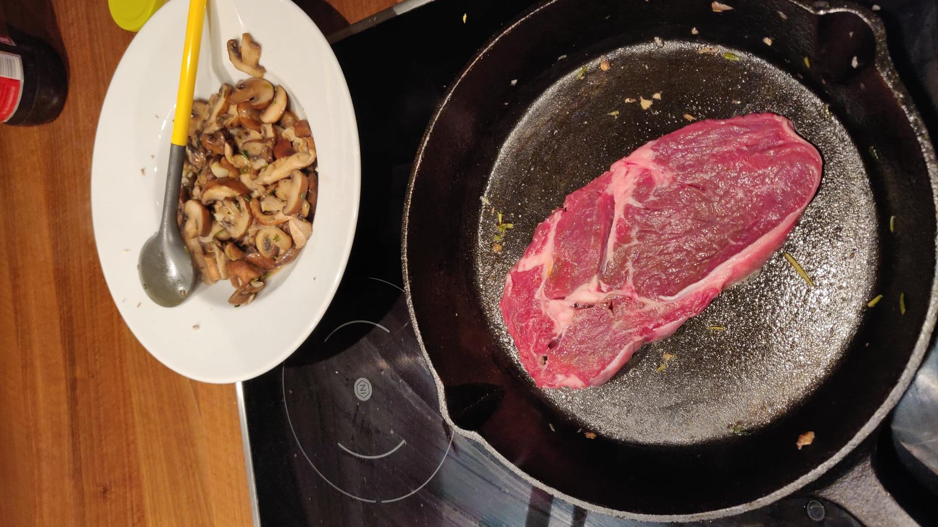 Nehmen Sie die Pilze dann vom Herd und stellen Sie sie beiseite. In die gleiche Pfanne kommen jetzt bei hoher Hitze direkt die Steaks. Braten Sie sie auf jeder Seite circa drei Minuten an, damit die Haut eine schöne Bräune bekommt. Braten Sie sie dann je nach gewünschtem Gargrad weiter auf mittlerer Hitze.