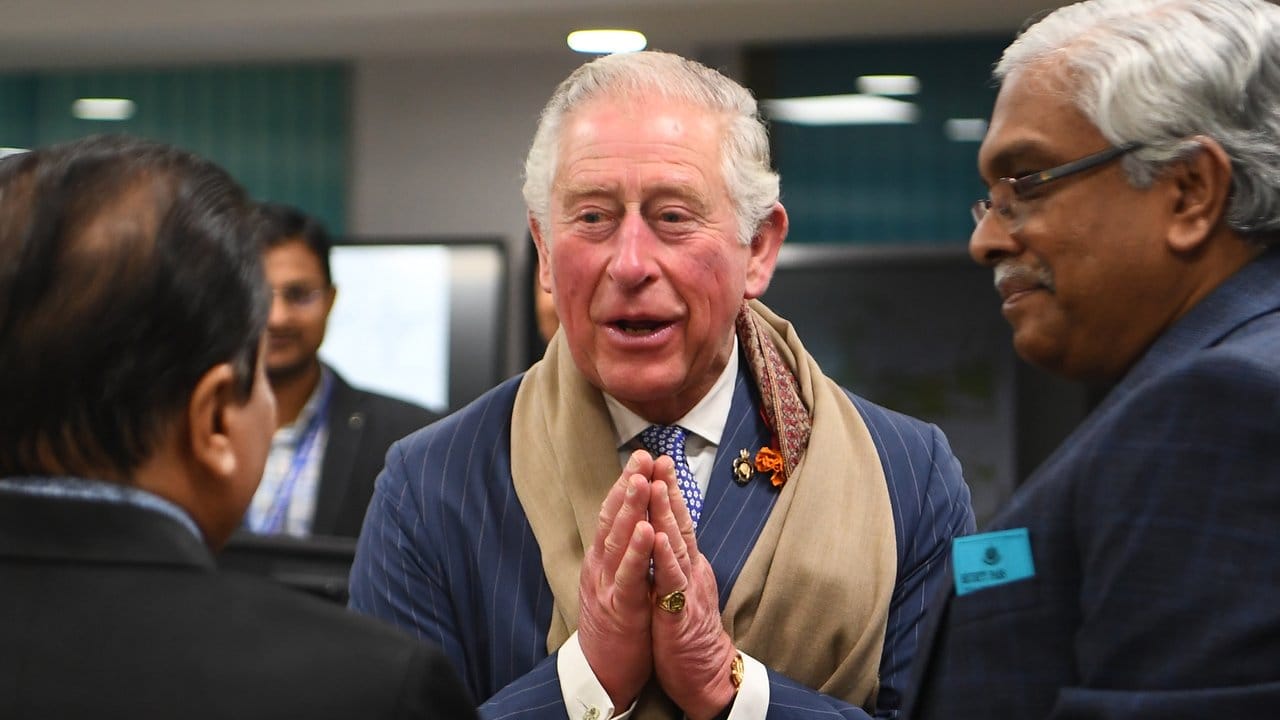 Prinz Charles legt die Hände zusammen.