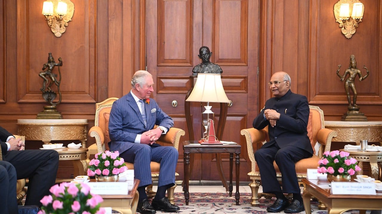 Der britische Prinz Charles (l), Prinz von Wales, trifft Ram Nath Kovind, den Staatspräsidenten von Indien.