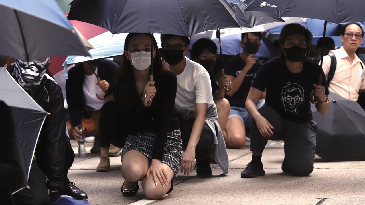 Büroangestellte versammeln sich in Hongkong am dritten Tag in Folge zu einer Protestveranstaltung in der Mittagszeit, einem sogenannten Lunch Hour Flashmob.