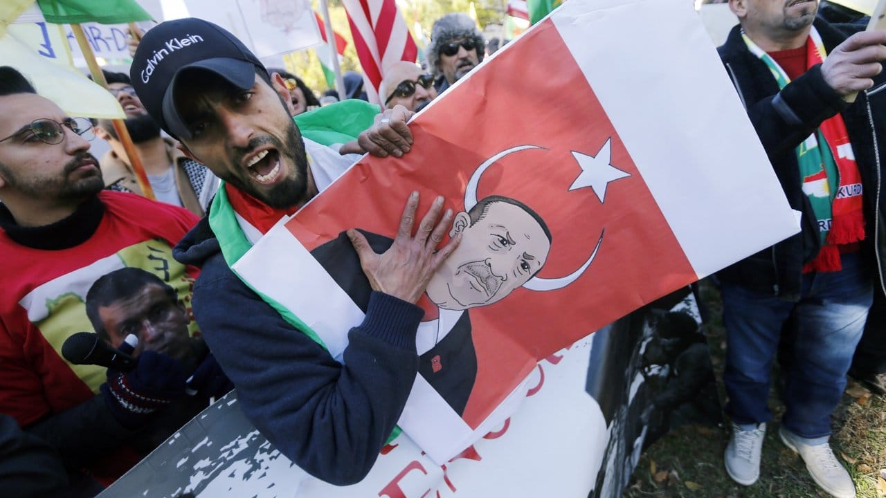 Demonstranten nehmen an einer Protestkundgebung gegen den Washington-Besuch des türkischen Präsidenten Erdogan teil.