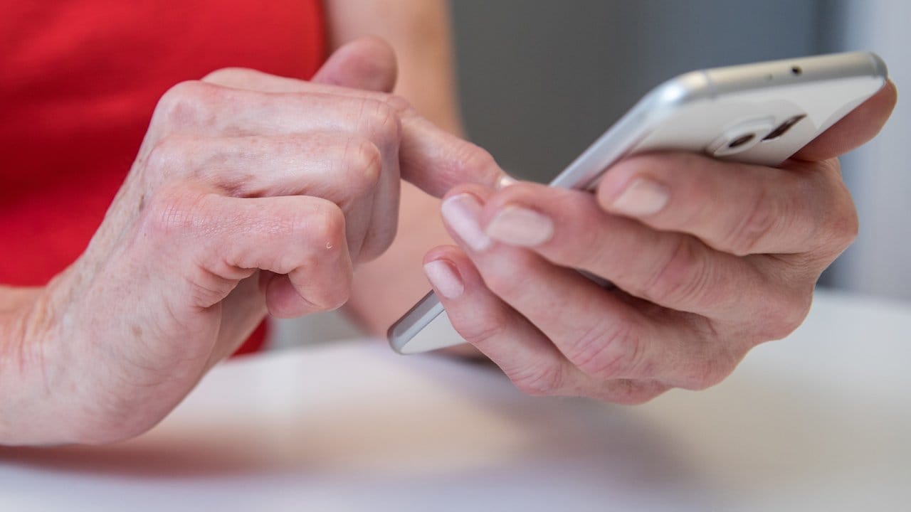 Die Bedienung des Touch-Displays eines Smartphones mit den Fingern kann ältere Menschen überfordern - mit einem Stift klappt das oft besser.