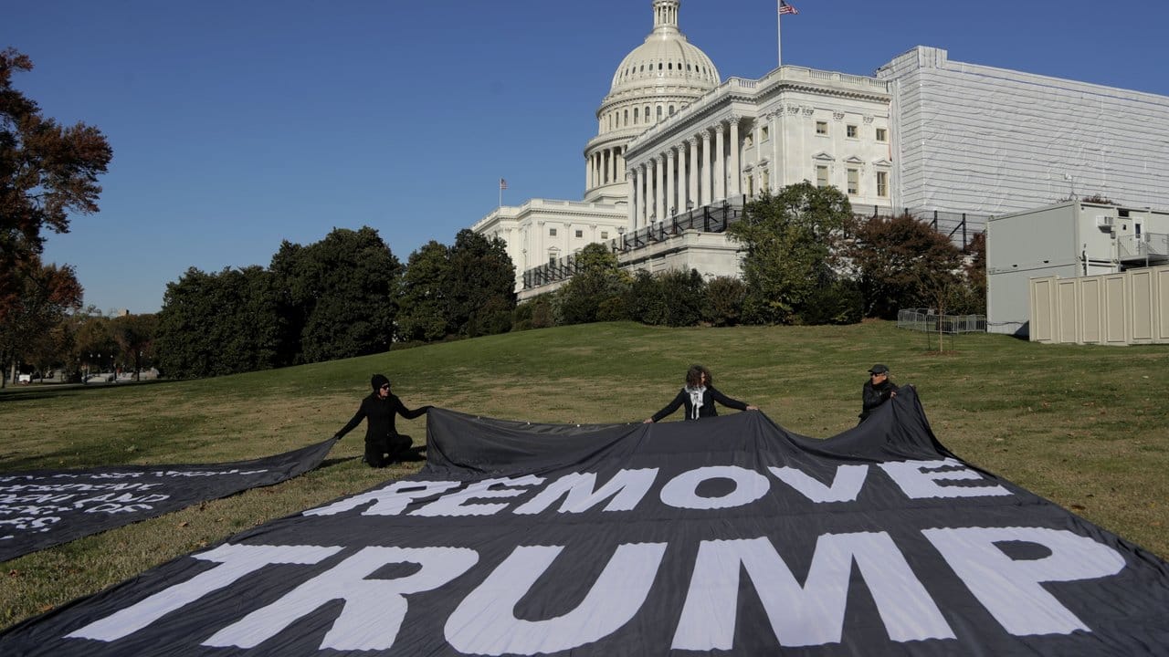 Demonstranten fordern mit einem Banner vor dem Kapitol das politische Ende von US-Präsident Trump.