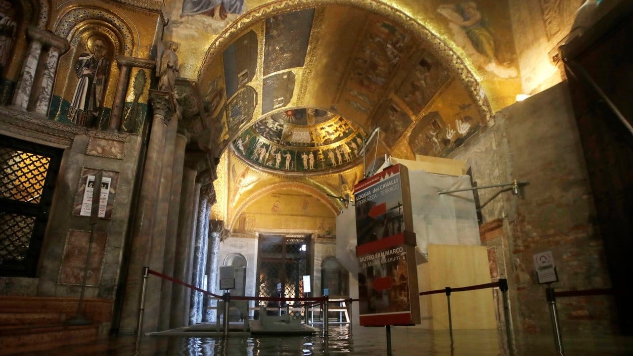 Der Eingangsbereich zum Markusdom ist überflutet, das Hochwasser hat Schäden am Mauerwerk angerichtet.