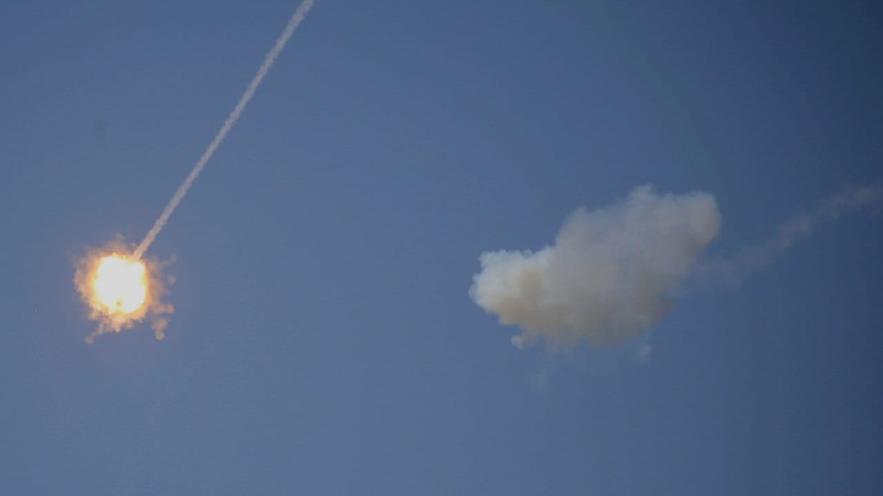 Eine israelische Luftabwehrrakete bringt eine vermutlich aus dem Gazastreifen abgefeuerte Rakete zur Explosion.
