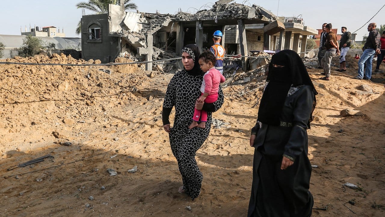 Palästinenser inspizieren ein beschädigtes Haus, das bei einem israelischen Luftangriff in Rafah im südlichen Gazastreifen zerstört wurde.