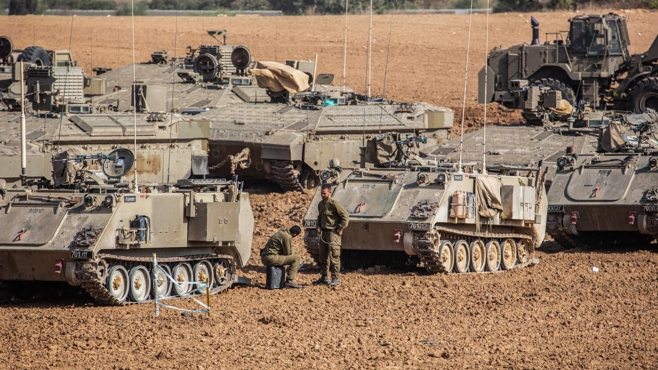 Israelische Soldaten bereiten Panzer an einem Sammlelpunkt nahe der Grenze zum Gazastreifen vor.
