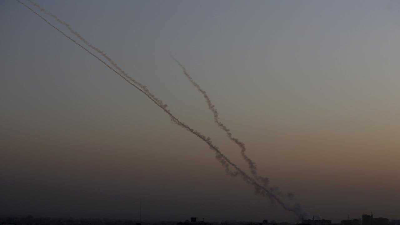 Raketen werden am Mittwoch aus dem Gazastreifen in Richtung Israel abgefeuert.