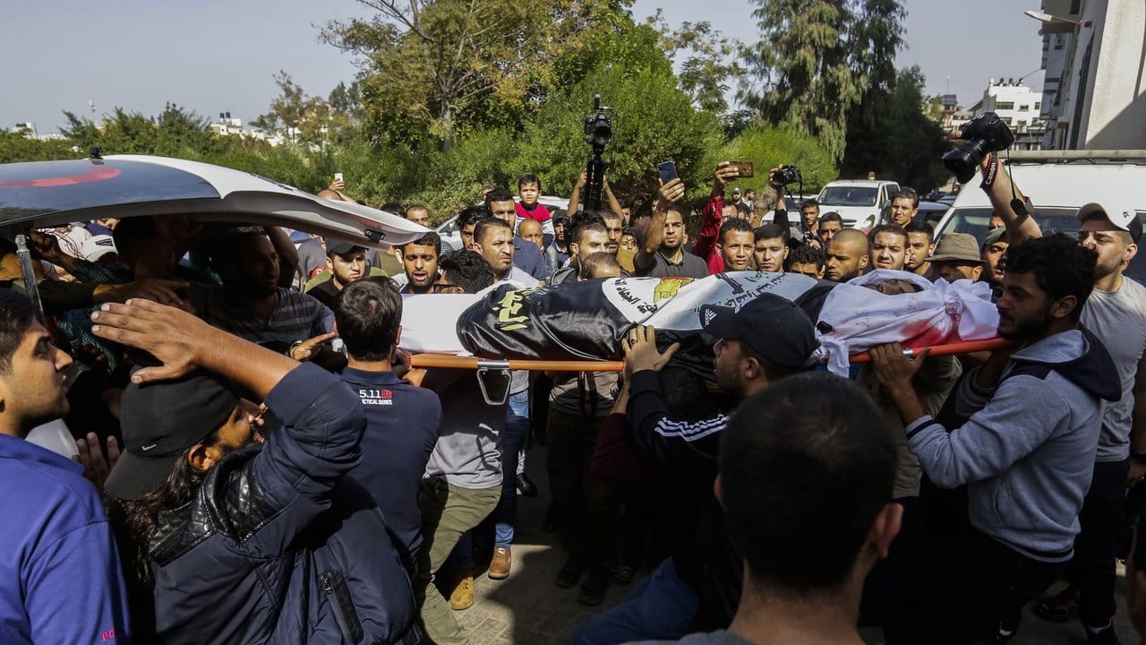 Palästinensische Trauernde tragen eine Leiche aus dem Shifa Hospital in Gaza City.
