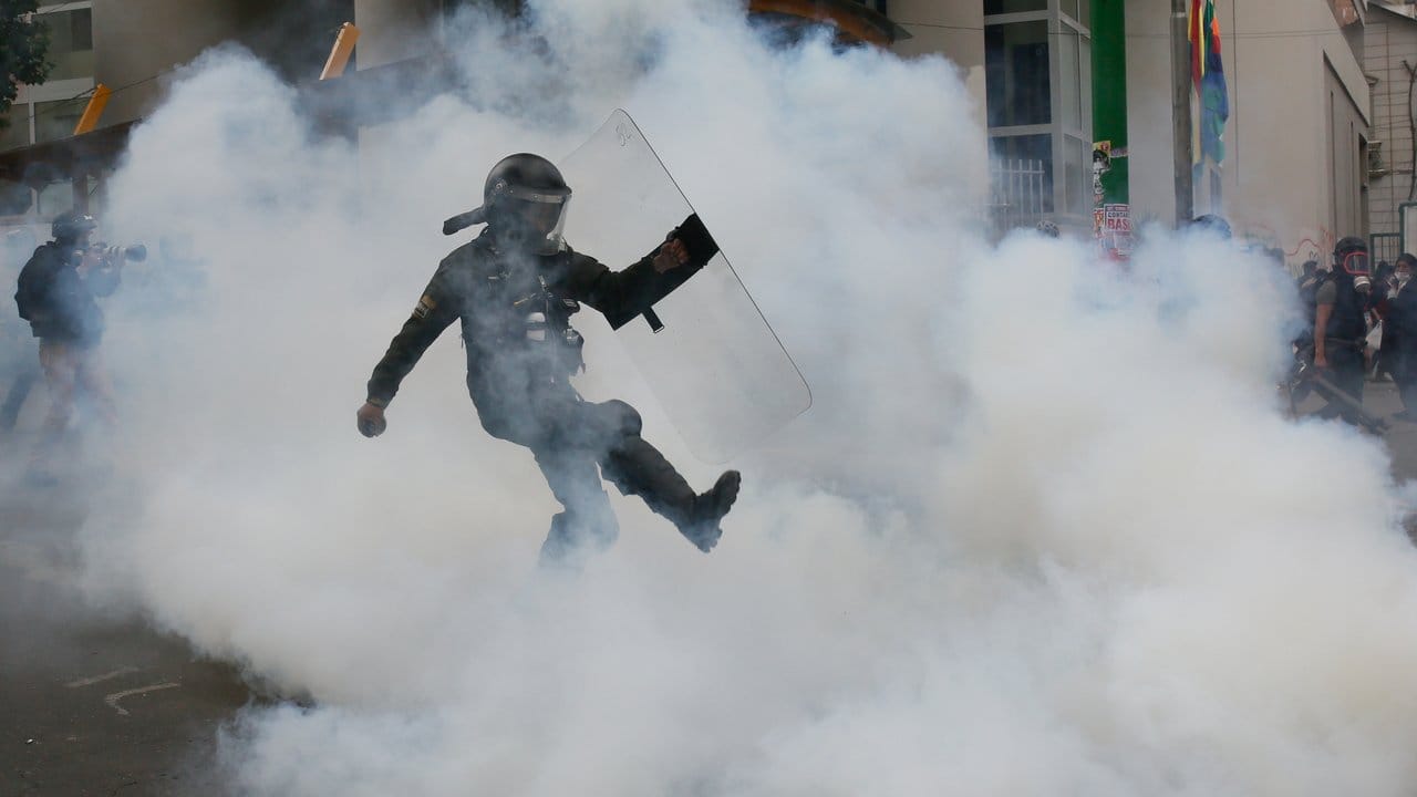 Ein bolivianischer Polizist im Tränengasrauch: Die Unruhen dauern auch nach dem Gang von Evo Morales ins Exil an.