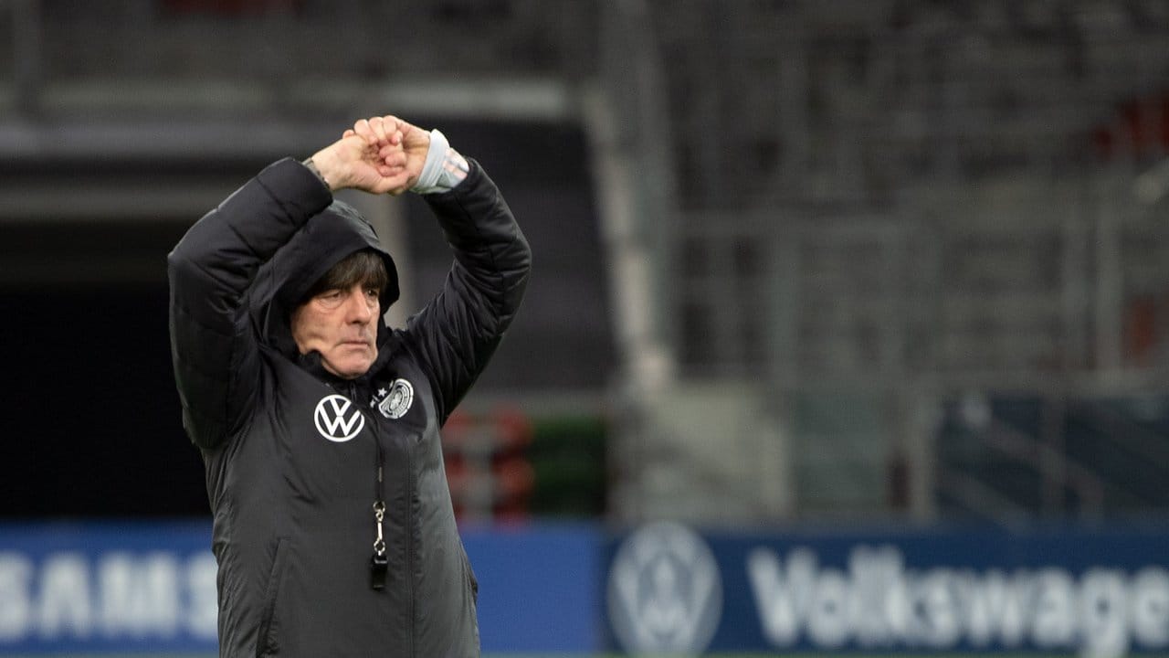 Bundestrainer Joachim Löw bereitet sein Team in Düsseldorf auf die EM-Qualifikationsspiele vor.