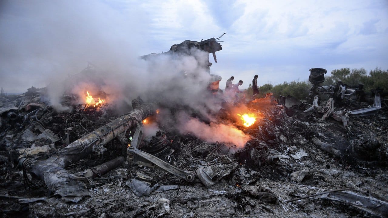 Brennende Trümmer der Boeing 777 der Malaysia Airlines liegen nahe Donezk in der östlichen Ukraine.