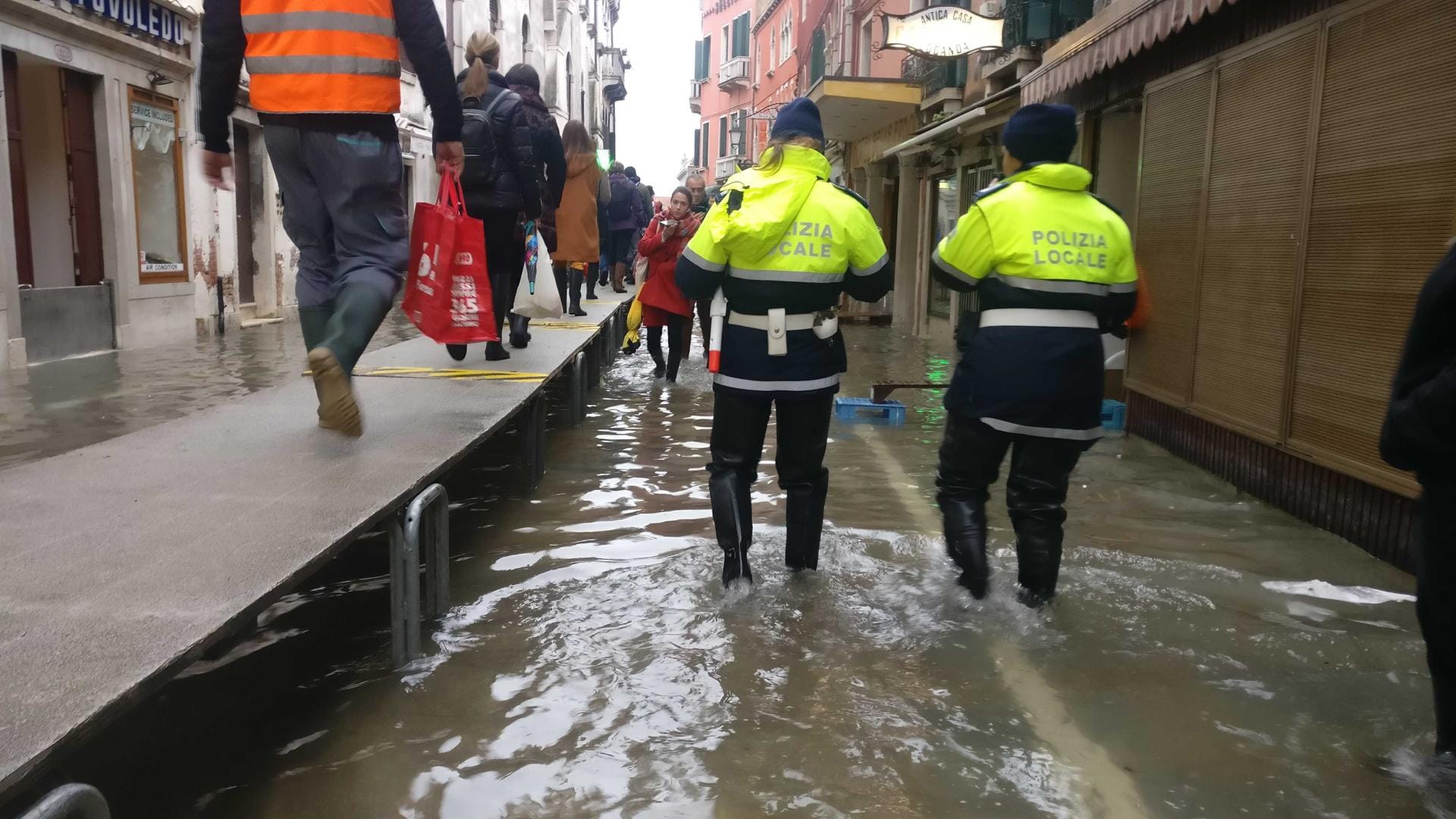 Venedigs Straßen stehen unter Wasser