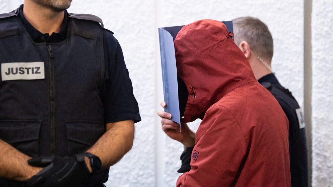 Der Angeklagte in einem Prozess nach einem tödlichem Unfall wird in einem Gerichtssaal des Landgerichts Stuttgart an seinen Platz geführt.