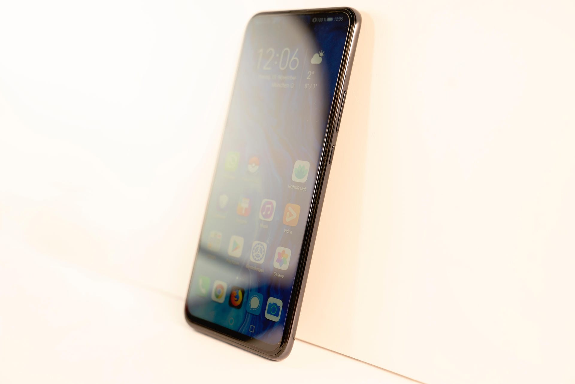 Das Honor 9X folgt dem Trend aktueller (China-)Smartphones und kommt mit einem Riesenbildschirm – hier 6,59 Zoll (etwa 16,7 Zentimeter).