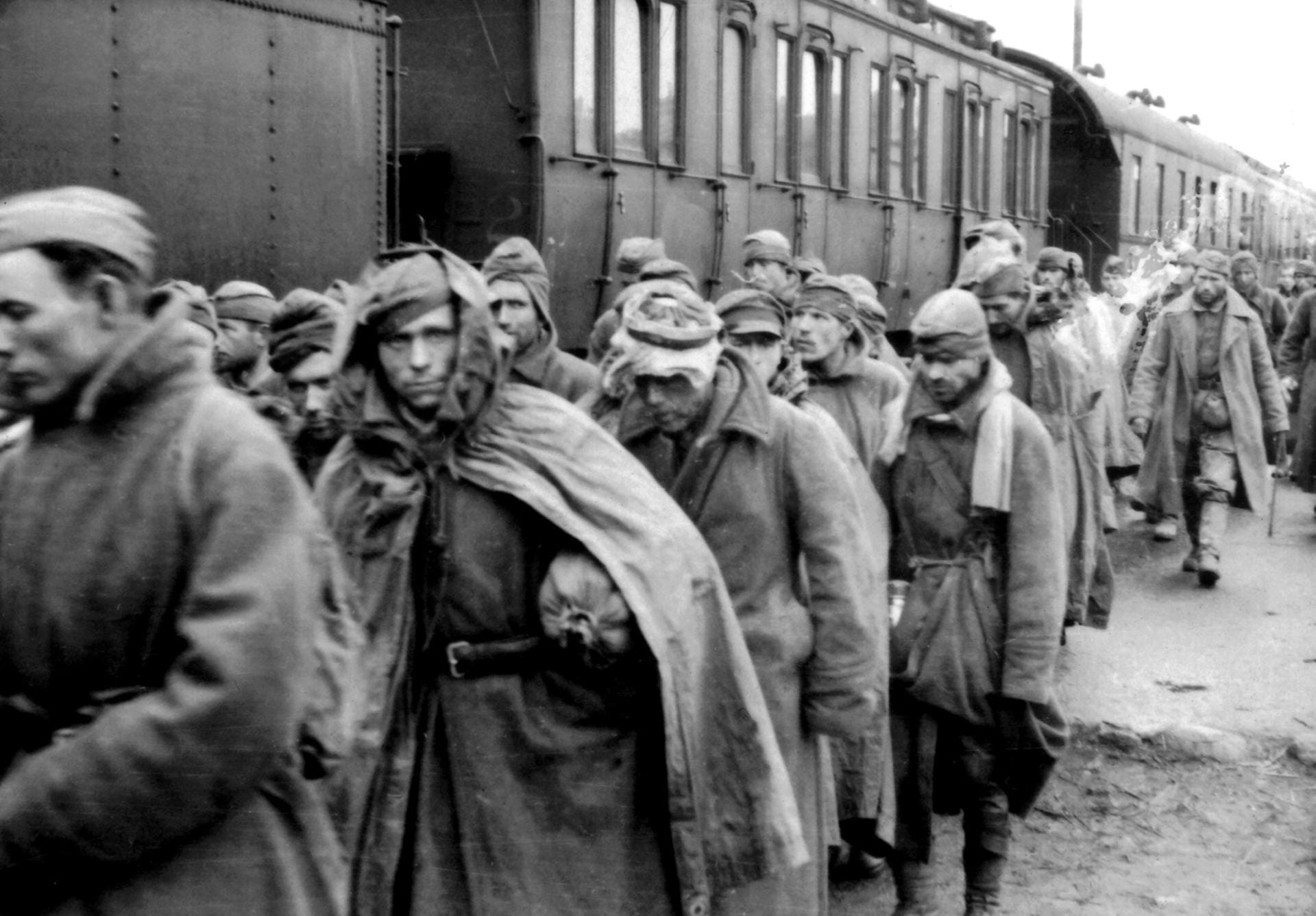 Russland: Das vom Hamburger Institut für Sozialforschung veröffentlichte Foto aus den Jahren 1941/1942 zeigt russische Kriegsgefangene während eines Transportes im Gebiet von Smolensk.