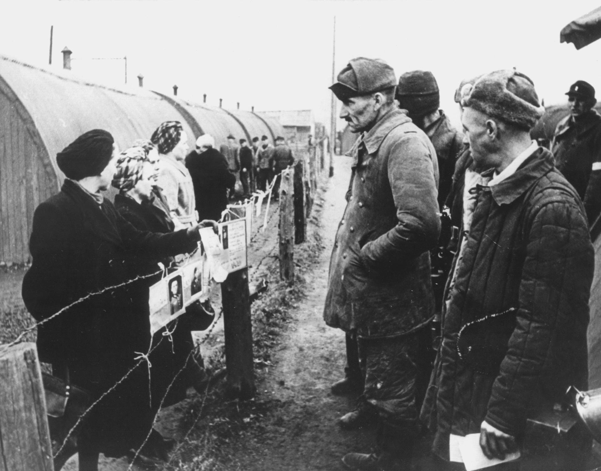 Niedersachsen: Frauen stehen mit Suchschildern am Drahtzaun des Grenzdurchgangslagers Friedland (Foto aus den 50er Jahren). Das Lager war nach einem Erlass der britischen Militärregierung im Sommer 1945 eingerichtet worden.