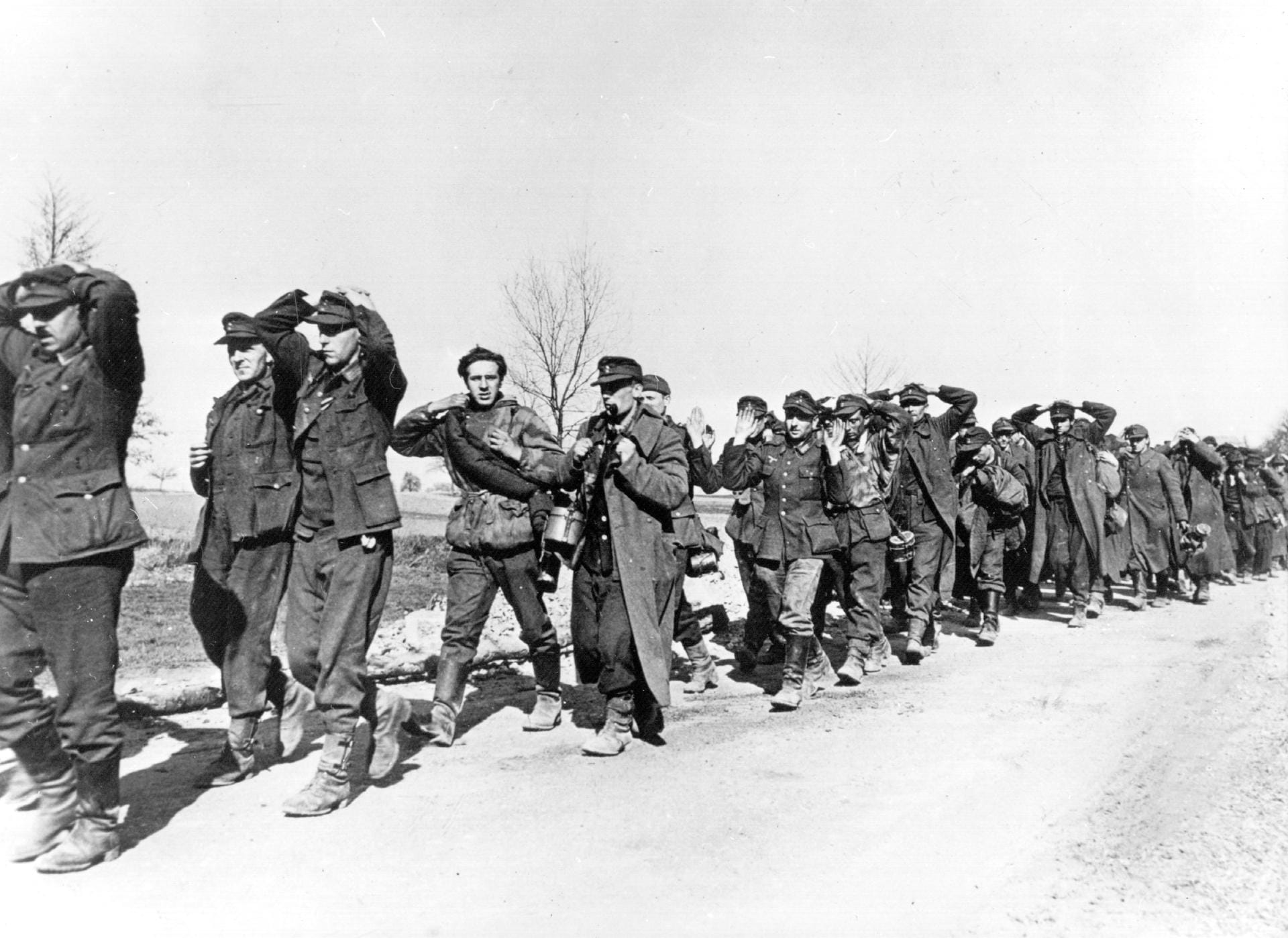 Deutsche Kriegsgefangene im März 1945 auf dem Marsch in ein Kriegsgefangenenlager der Amerikaner.