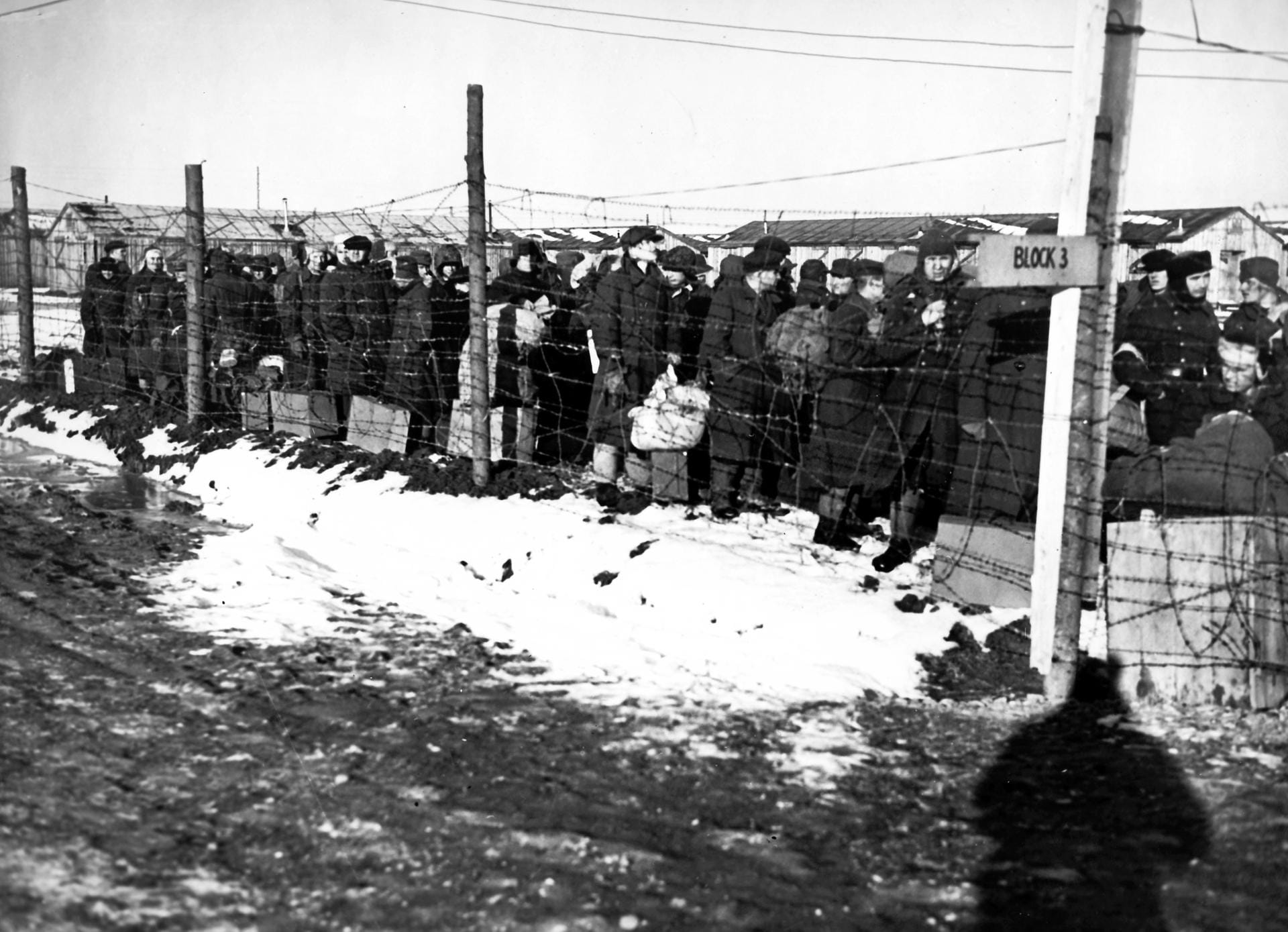 Russische Kriegsgefangene warten am 24. Februar 1946 im Lager Plattling auf den Transport zurück in die Heimat. Am 8. Mai 1945 endete mit der Kapitulation Deutschlands der Zweite Weltkrieg in Europa.