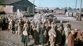 Russische Kriegsgefangene in der Ukraine, bewacht von deutschen Panzern, warten auf ihren Abtransport im Jahre 1943.