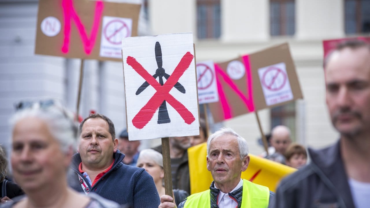 Hunderte Einwohner protestieren in Schwerin gegen den weiteren Ausbau der Windkraft.
