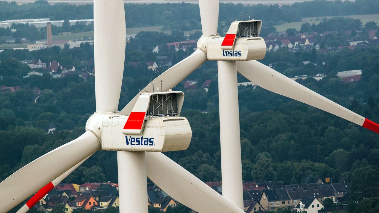 Windräder mit einer Höhe von bis zu 200 Metern drehen sich in einem Windpark bei Parchim.