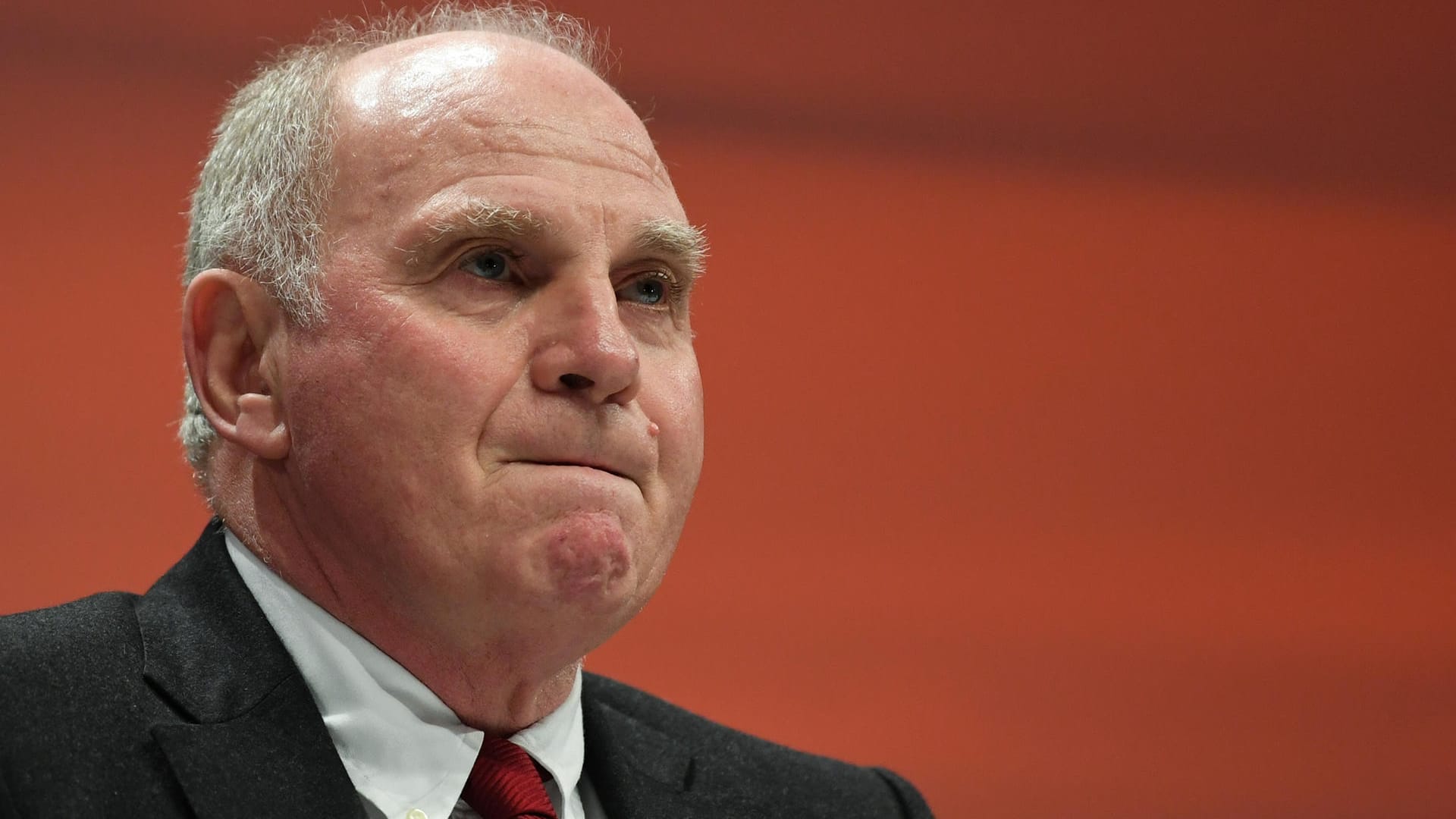 Uli Hoeneß: Der Bayern-Präsident kämpft vor seiner Eingangsrede mit den Tränen.