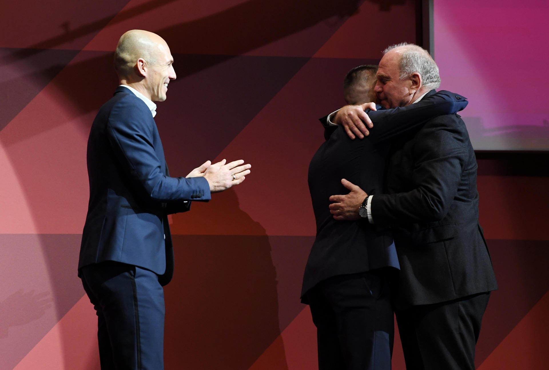 Auch die langjährigen Bayern-Spieler Arjen Robben und Franck Ribéry überraschten Hoeneß auf der Jahreshauptversammlung.