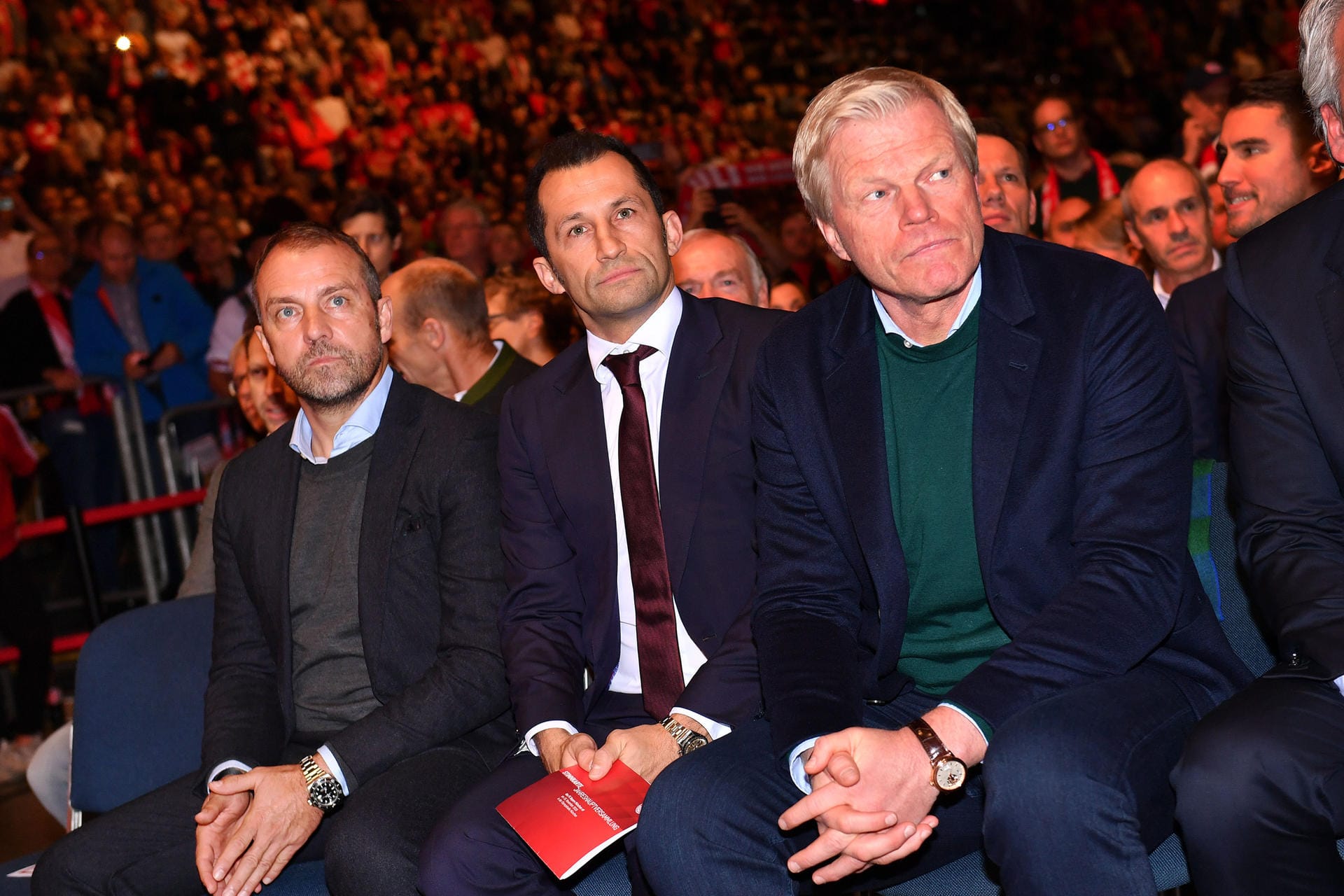 Neben Kahn (re.) sitzen Hasan Salihamidzic (M.), Sportdirektor Bayern München, und Trainer Hansi Flick, der mindestens bis Ende des Jahres Trainer bleibt.