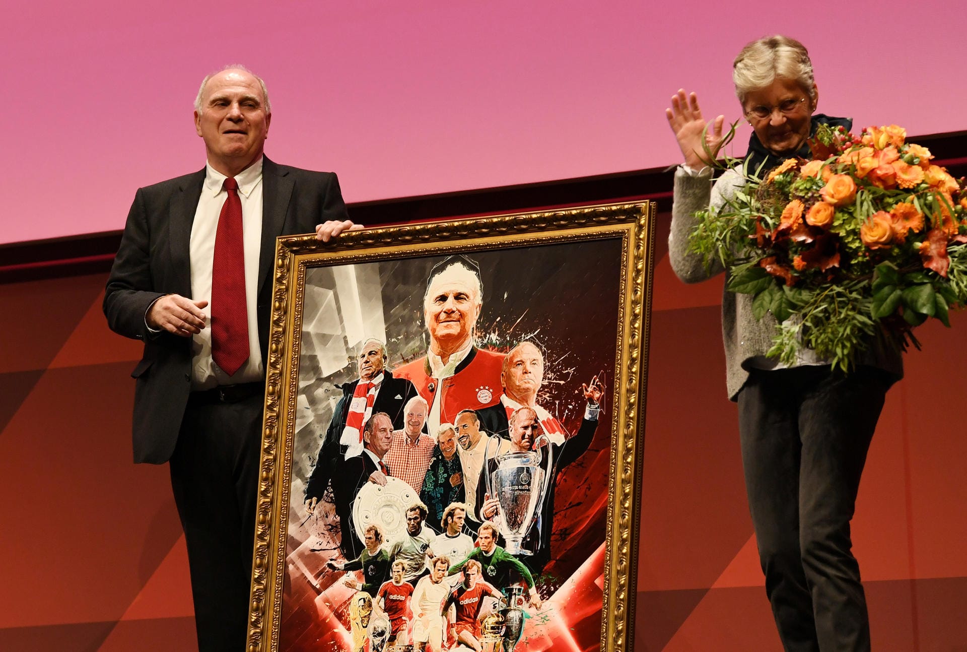Vielen Dank für die Blumen: Uli Hoeneß mit seiner Frau Susanne Hoeneß.
