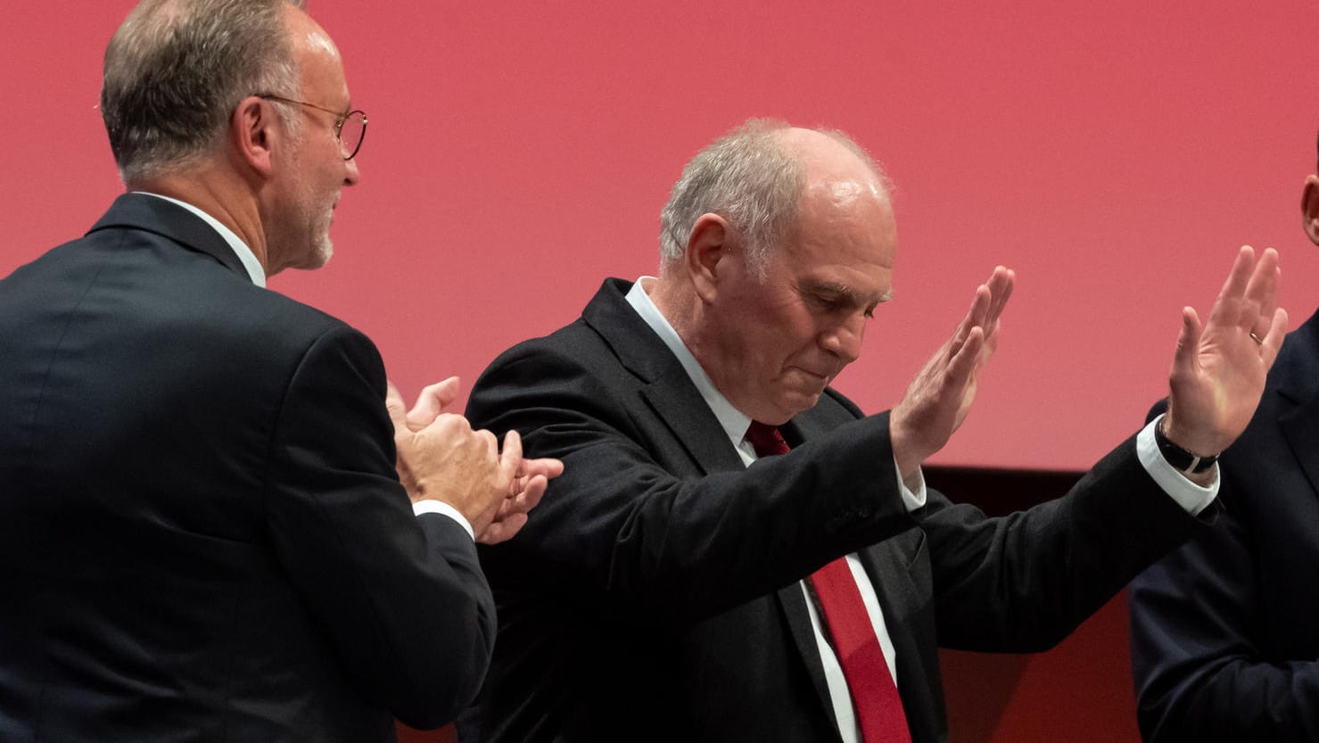 "Das war's. Ich habe fertig. Danke." Mit diesen Worten endete die Rede von Uli Hoeneß bei der Jahreshauptversammlung in der Olympiahalle. Es war insgesamt ein emotionaler Abend – ganz besonders für den bisherigen Präsidenten. Der Hoeneß-Abschied in Bildern.