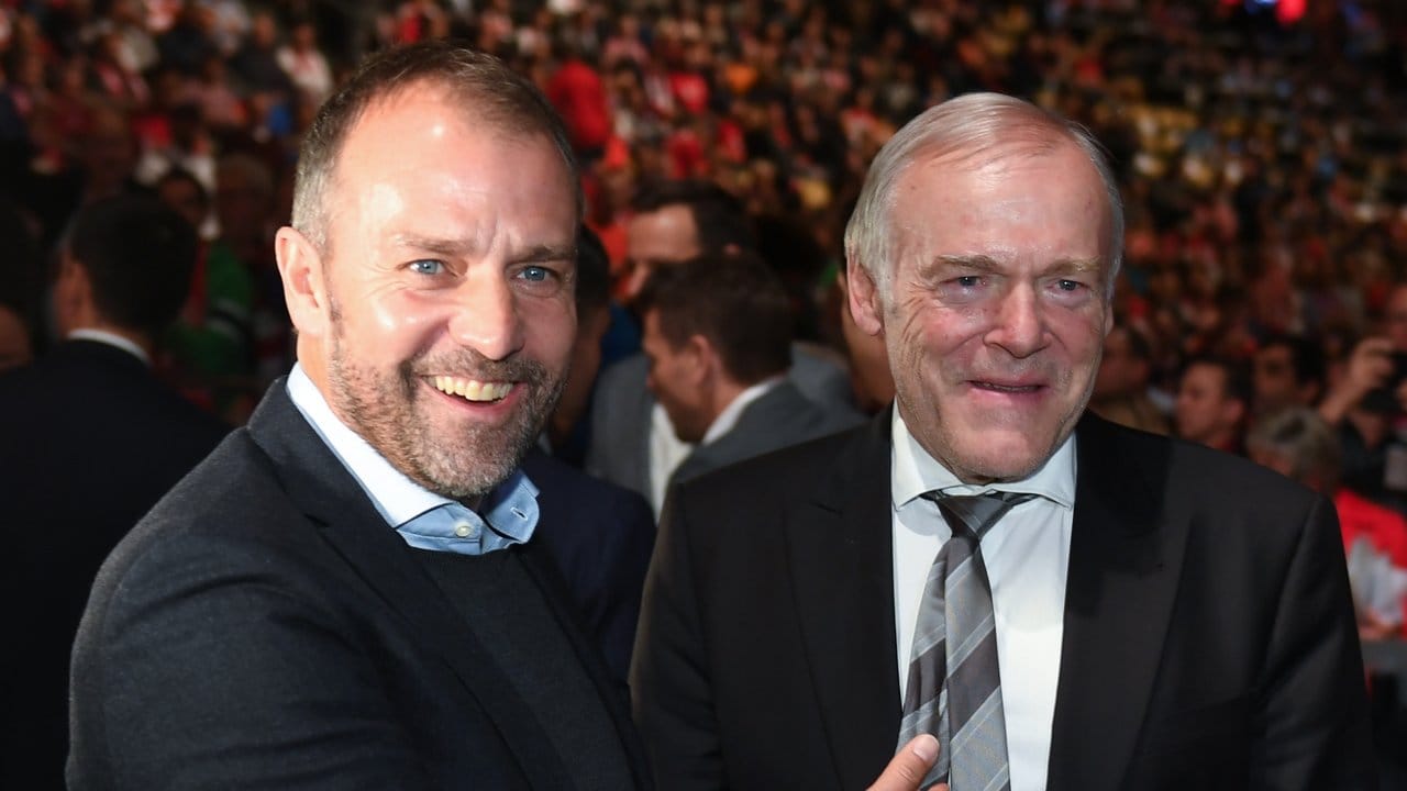FC-Bayern-Trainer Hansi Flick (l) und Assistenztrainer Hermann Gerland waren auch bei der Jahreshauptversammlung.