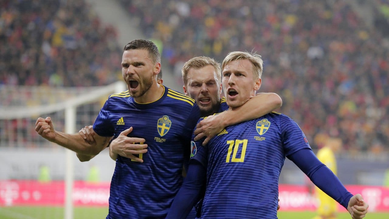 Der Schwede Marcus Berg (l) feiert sein Tor zum 1:0 in Rumänien mit seinen Teamkollegen.