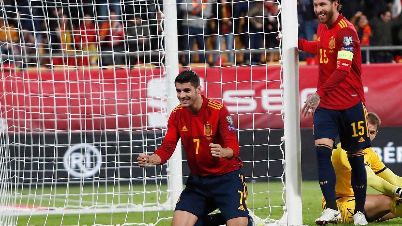 Torschütze Alvaro Morata (l) feiert mit Sergio Ramos seinen Treffer zum 1:0 für Spanien gegen Malta.