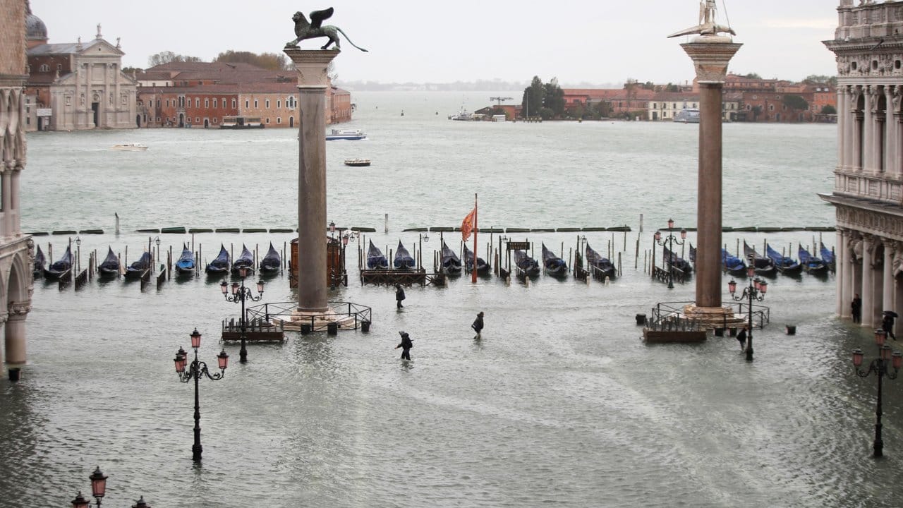 Der überflutete Markusplatz in Venedig. Der überflutete Markusplatz in Venedig.