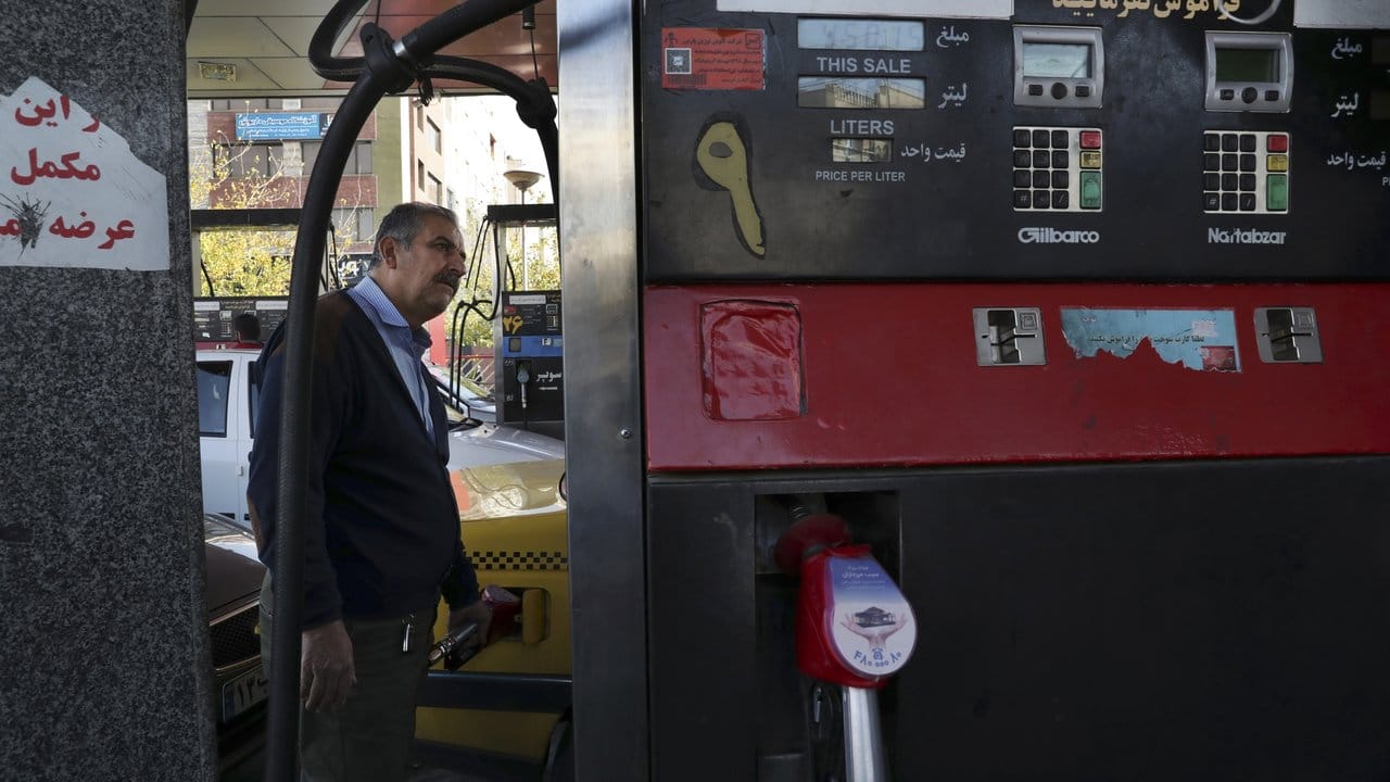 Mit einer staatlichen Benzinkarte können die Iraner nur noch bis zu 60 Liter Benzin im Monat zu einem Literpreis von umgerechnet 12 Cent tanken. Mit einer staatlichen Benzinkarte können die Iraner nur noch bis zu 60 Liter Benzin im Monat zu einem Literpreis von umgerechnet 12 Cent tanken.