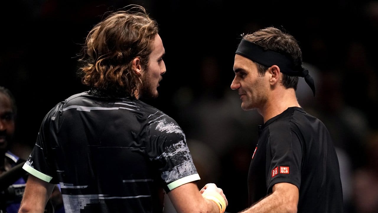Der unterlegene Roger Federer (r) gratuliert Stefanos Tsitsipas zum Sieg.