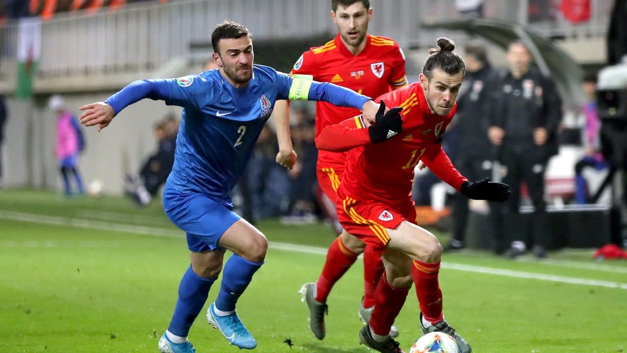 Der Waliser Gareth Bale (r) setzt sich mit dem Ball gegen Gara Garayev aus Aserbaidschan durch.